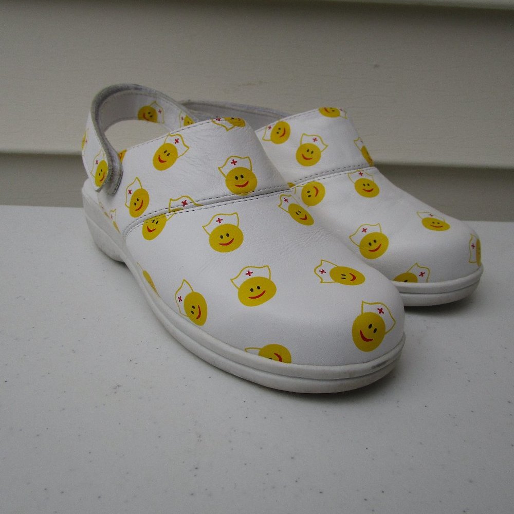 CLOCEZE Leather Nursing Scrub Clogs Shoes White with Happy Face Emoji Sz 6